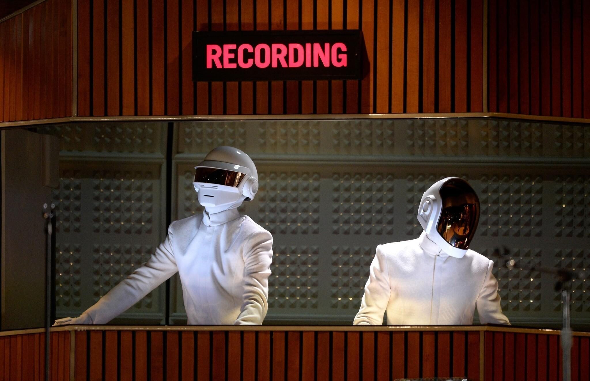 la-et-entertainment-news-updates-daft-punk-shop-helmets-to-pop-up-1486496054